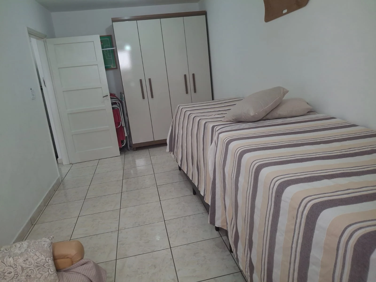 Segundo quarto com camas