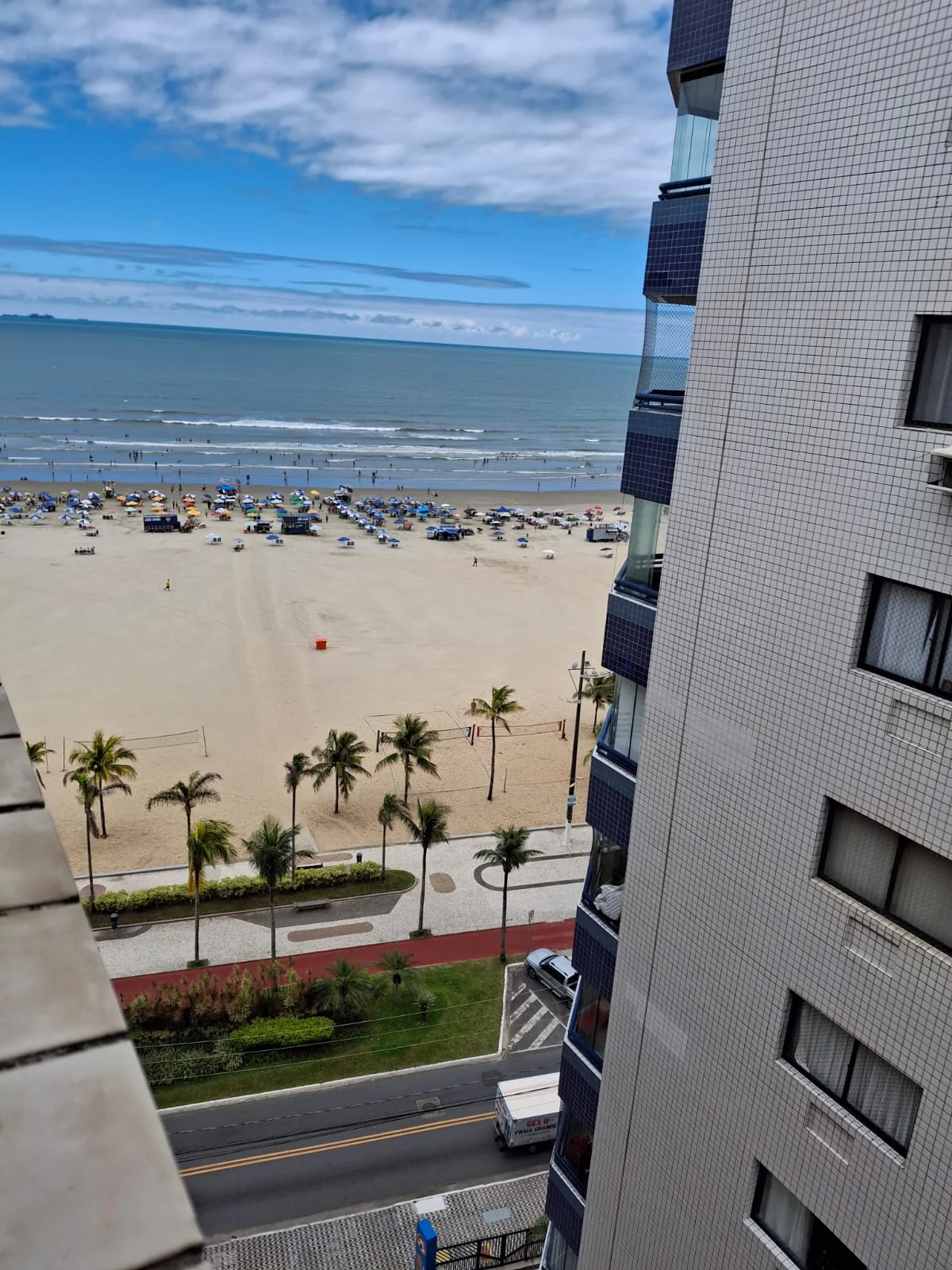 Vista lateral do mar